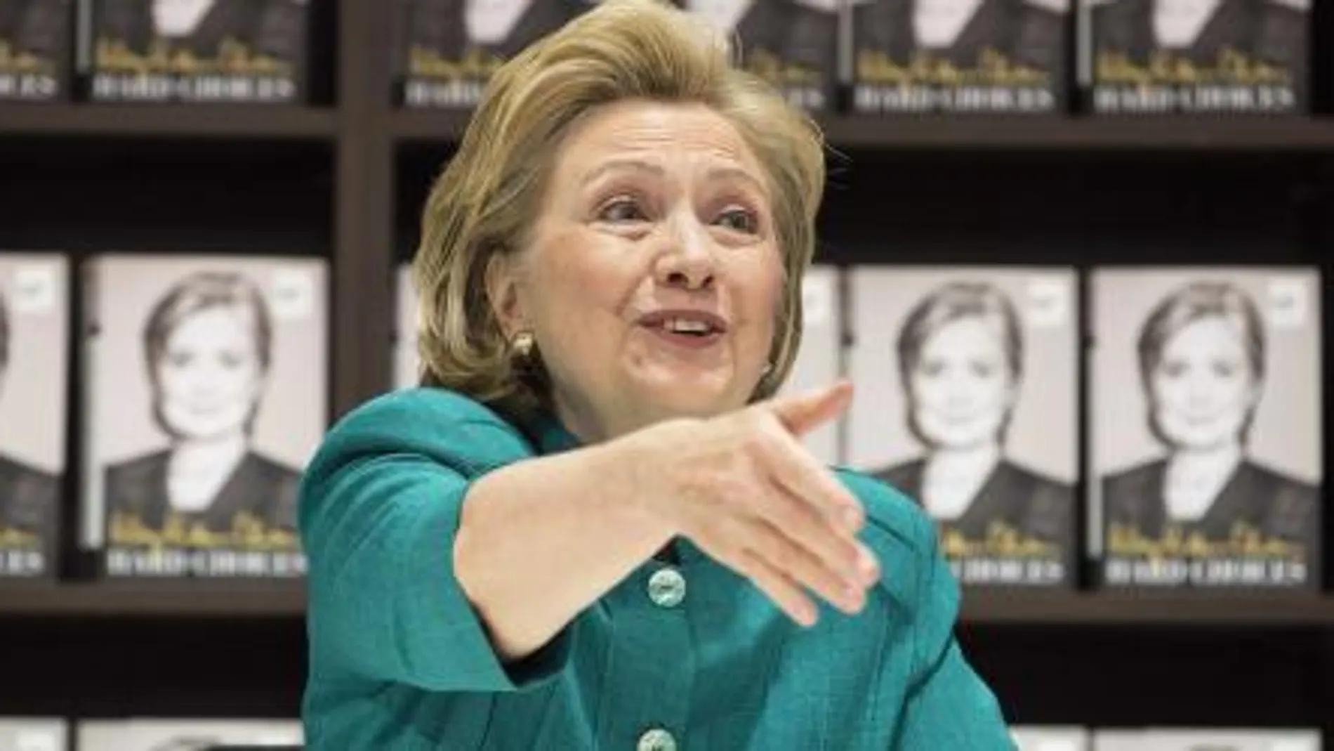 Hillary Clinton firma ejemplares de su libro "Hard Choices"en unos grandes almacenes en Arlington, Virginia.