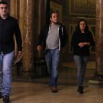 Los diputados de la CUP, Quim Arrufat (i), David Fernández (c), e Isabel Vallet (d) a su llegada a la rueda de prensa que han ofrecido esta tarde en el Parlament.