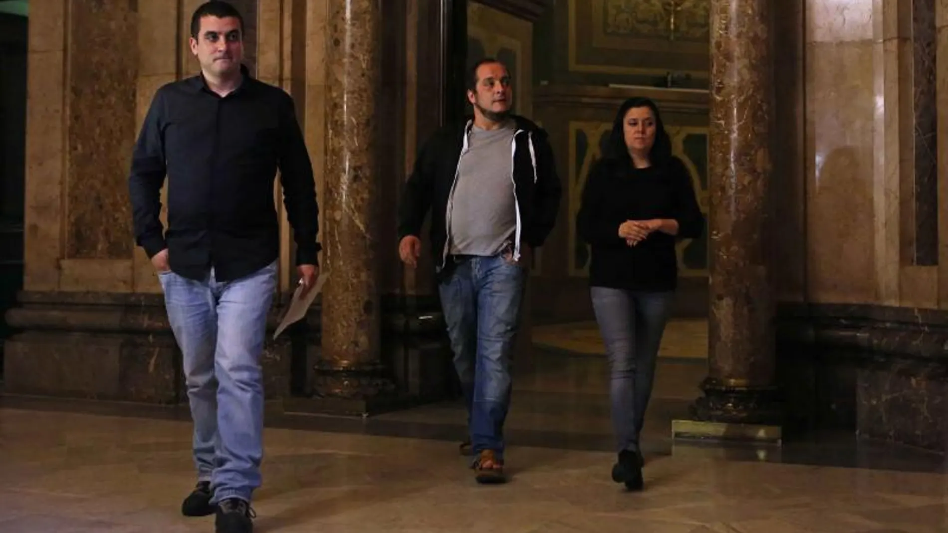 Los diputados de la CUP, Quim Arrufat (i), David Fernández (c), e Isabel Vallet (d) a su llegada a la rueda de prensa que han ofrecido esta tarde en el Parlament.