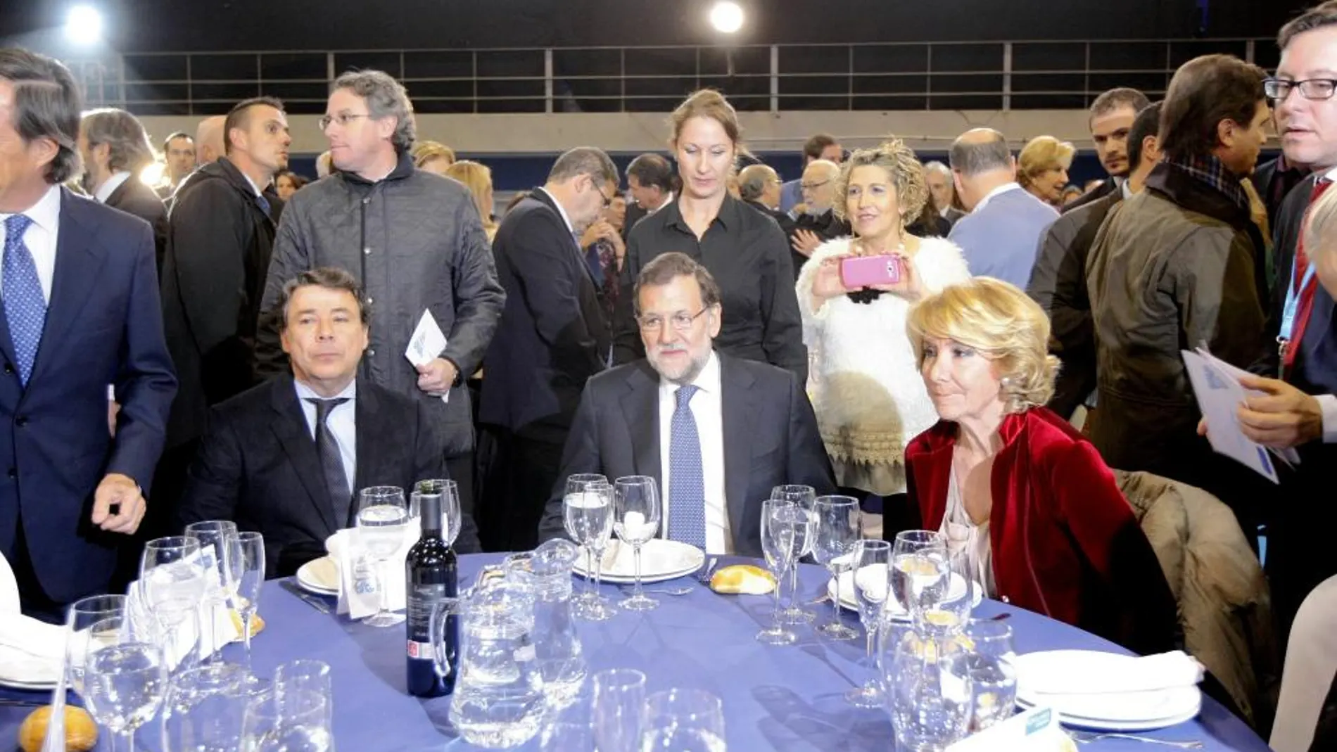 Rajoy, acompañado de Esperanza Aguirre e Ignacio González
