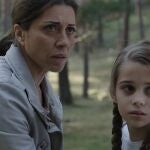 Carmen intenta averiguar a través de Nuria, lo que pasó con Alicia