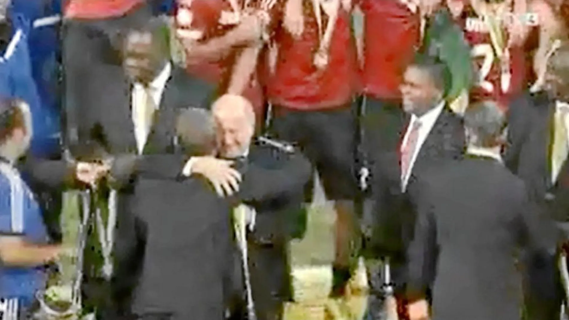 Joseph Blatter y Clemente, ambos se dieron un largo abrazo como viejos amigos.