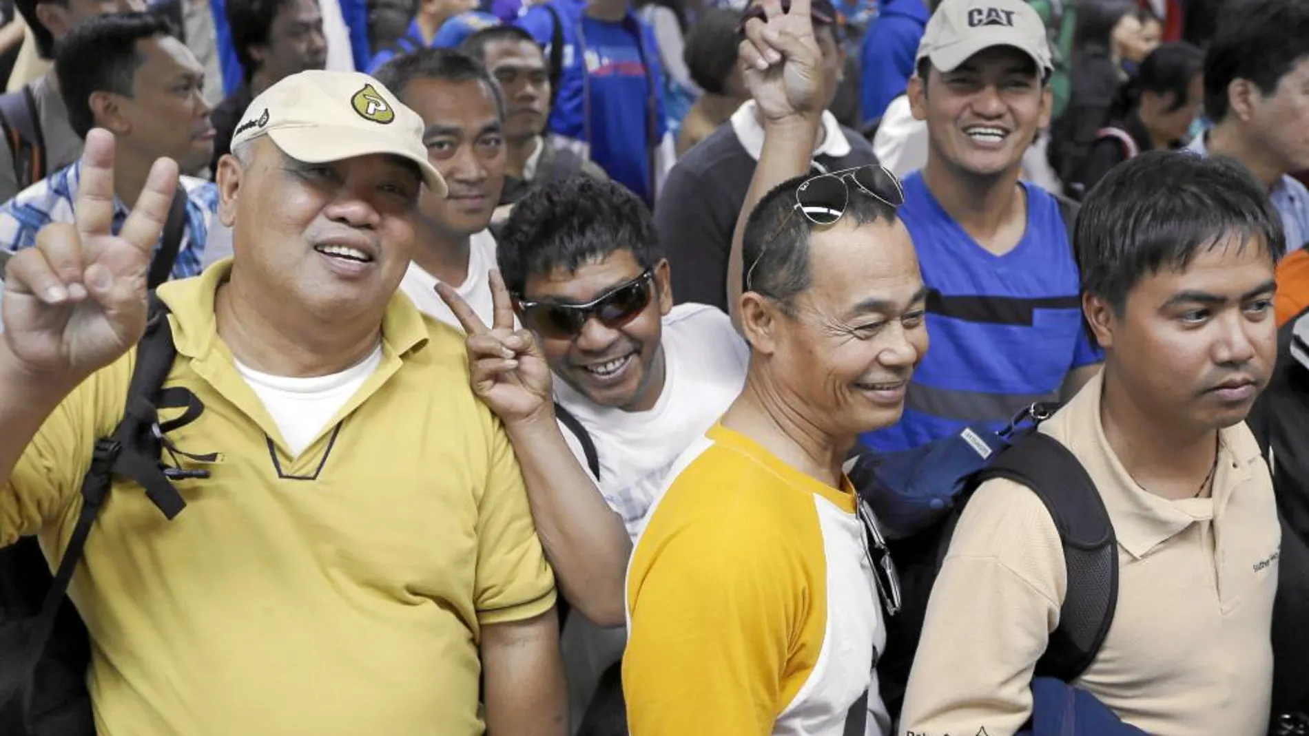 Rehenes filipinos liberados, ayer en el aeropuerto de Argel