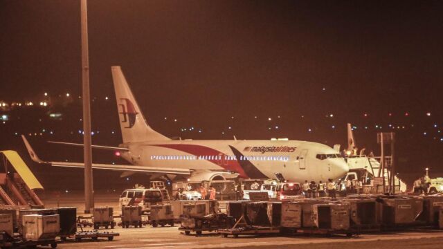 El vuelo de Malaysia Airlines MH192 tras el aterrizaje de emergencia en el aeropuerto de Kuala Lumpur.