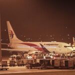 El vuelo de Malaysia Airlines MH192 tras el aterrizaje de emergencia en el aeropuerto de Kuala Lumpur.