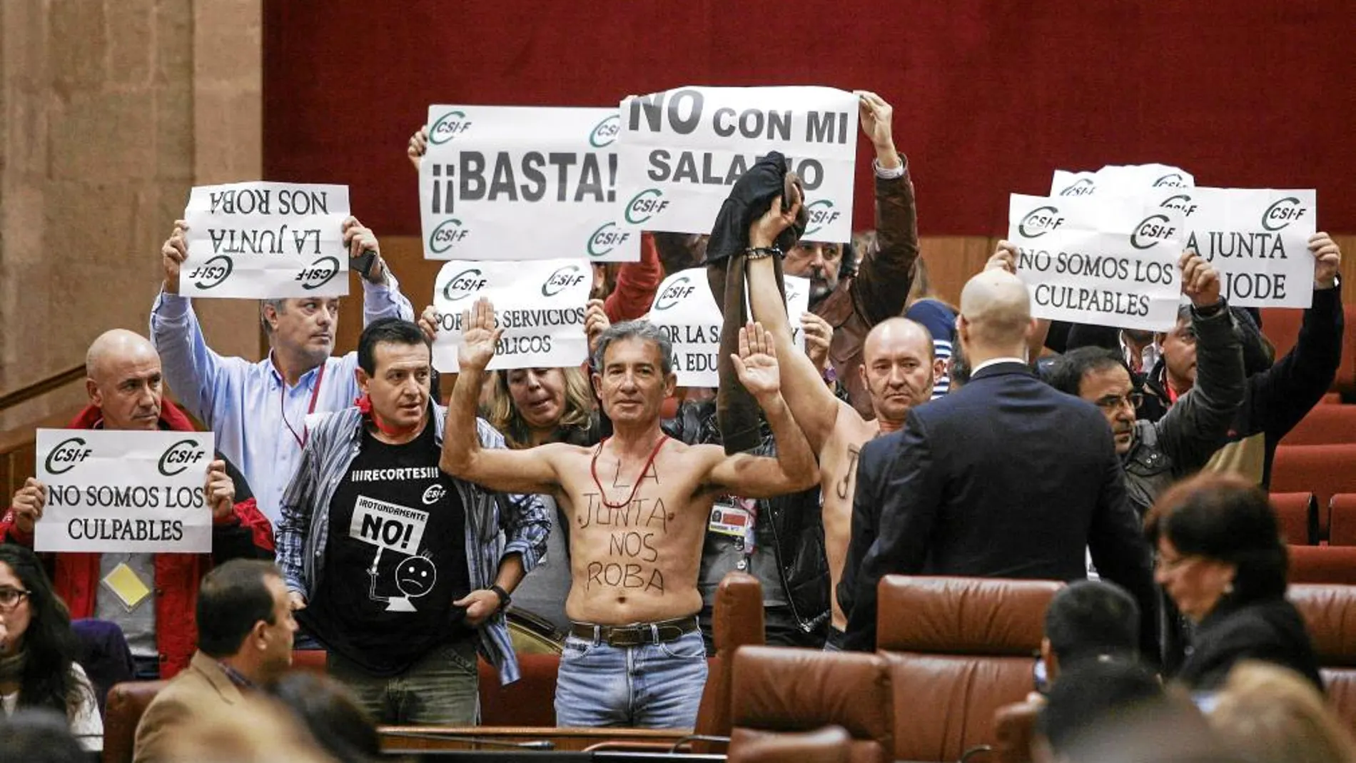 Las protestas sindicales se sucedieron a lo largo del día, dentro y fuera de la Cámara andaluza