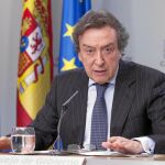 El portavoz de la Junta, José Antonio de Santiago-Juárez, explica los acuerdos aprobados en el Consejo de Gobierno
