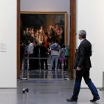 «Venus y amor» (1967) y «La pareja»(1967), de Picasso, en la galería central de El Prado, con la «Familia de Carlos IV», de Goya, al fondo
