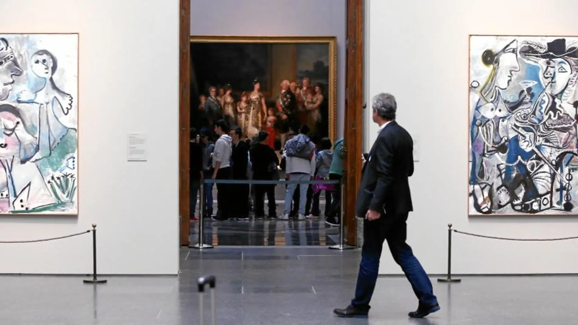 «Venus y amor» (1967) y «La pareja»(1967), de Picasso, en la galería central de El Prado, con la «Familia de Carlos IV», de Goya, al fondo