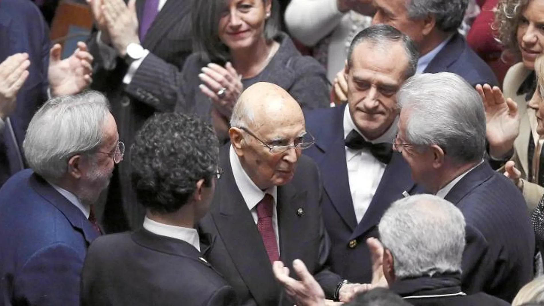 El ex presidente Napolitano (en el centro) recibido ayer con un largo aplauso por los diputados