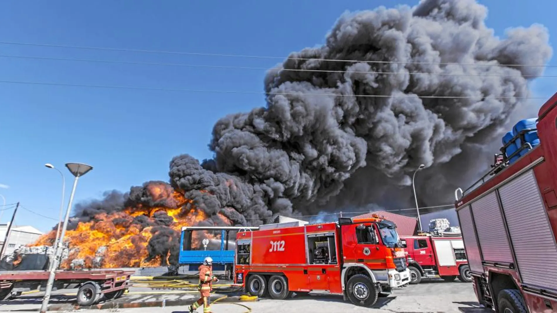 Dieciséis bomberos atendidos en el incendio de una fábrica