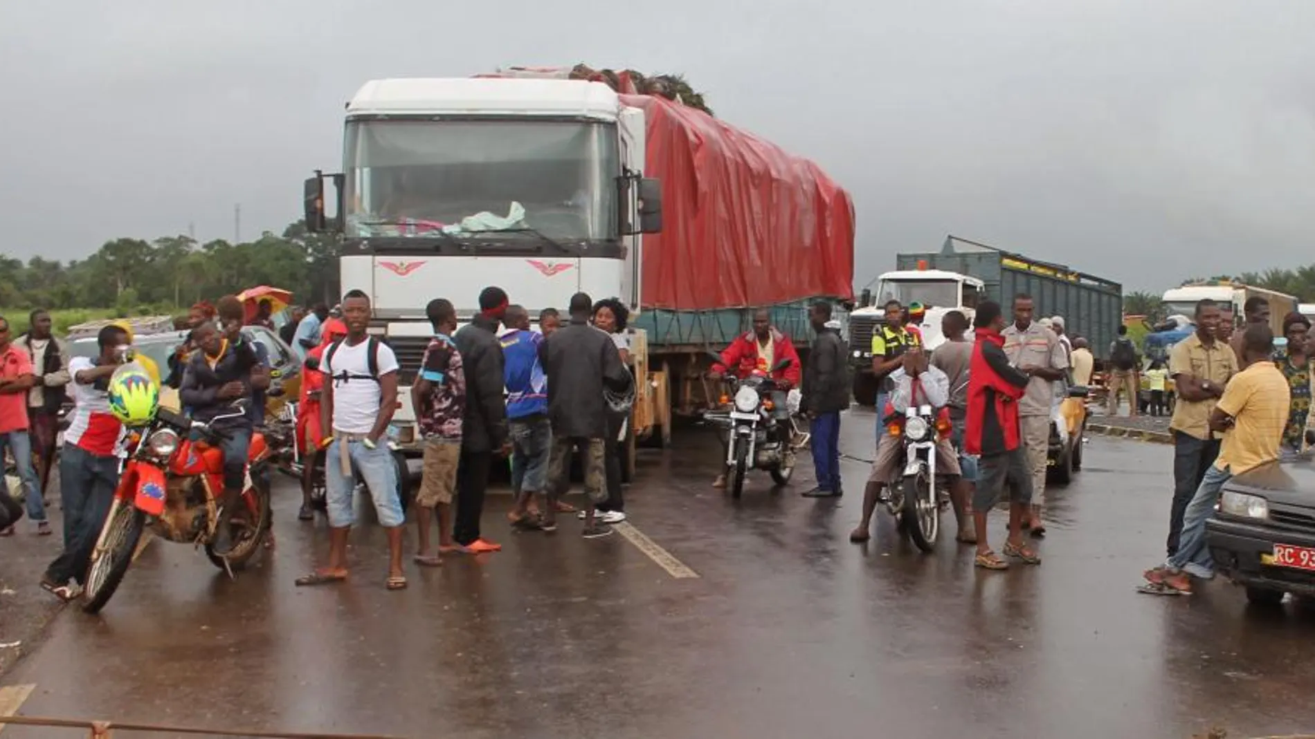 Varias personas huyen de Sierra Leona hacia Guinea donde se ha declarado a emergencia pública