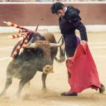 El torero aragonés Luis Antonio Gaspar "Paulita", triunfador de la tarde tras cortar dos orejas, con la muleta durante la faena a uno de sus toros