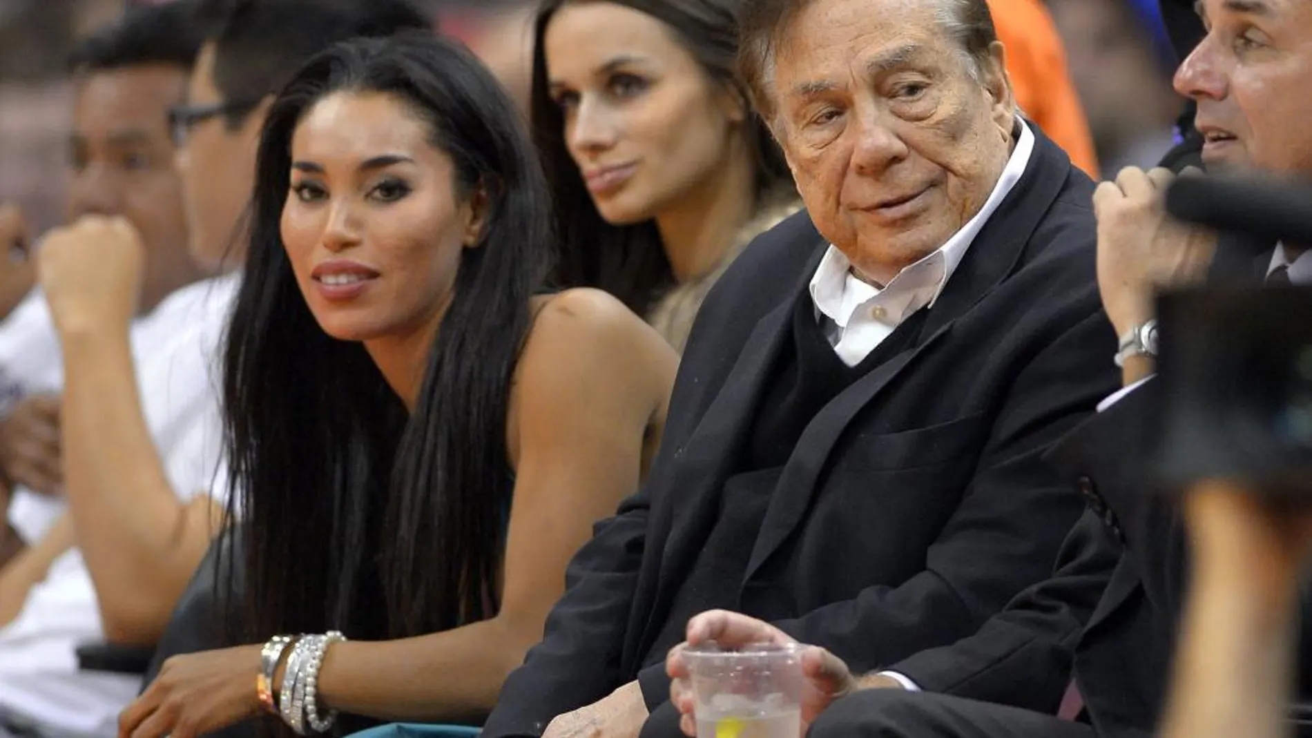 Imagen de archivo fechada en octubre de 2013, de Donald Sterling, y su novia, V. Stiviano, durante un partido de los Clippers