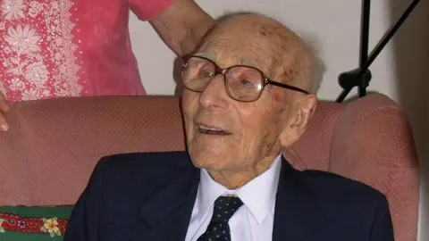 El español Joan Riudavets Moll llegó a ser a sus 113 años de edad el hombre más anciano del mundo, tras la muerte de un ciudadano japonés a los 114 años