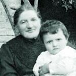 Angelo Roncali, cuarto hijo de una familia campesina, con su madre