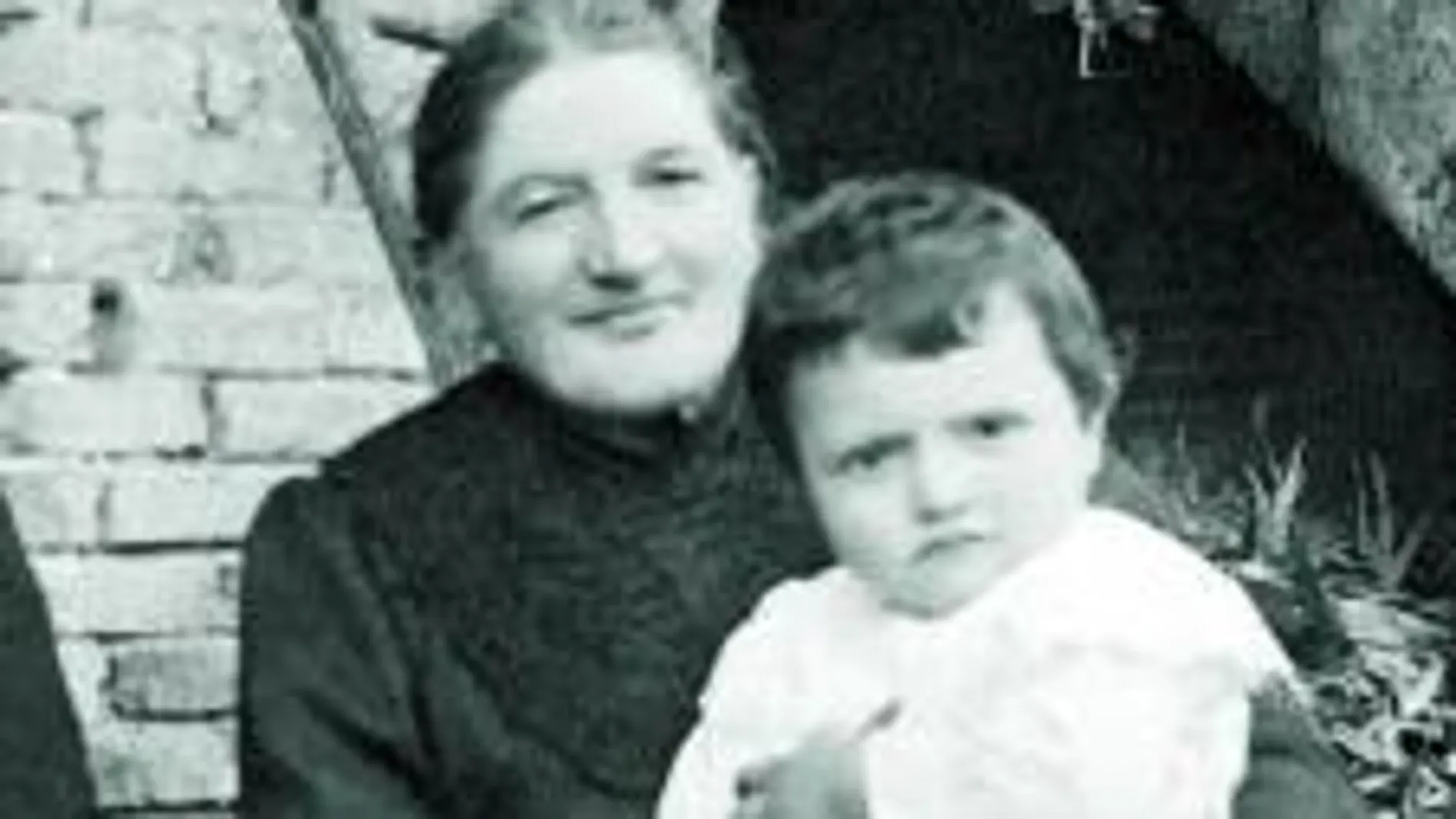 Angelo Roncali, cuarto hijo de una familia campesina, con su madre