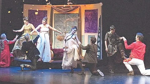 El Ayuntamiento leonés de Carrizo ofrece teatro a cambio de alimentos