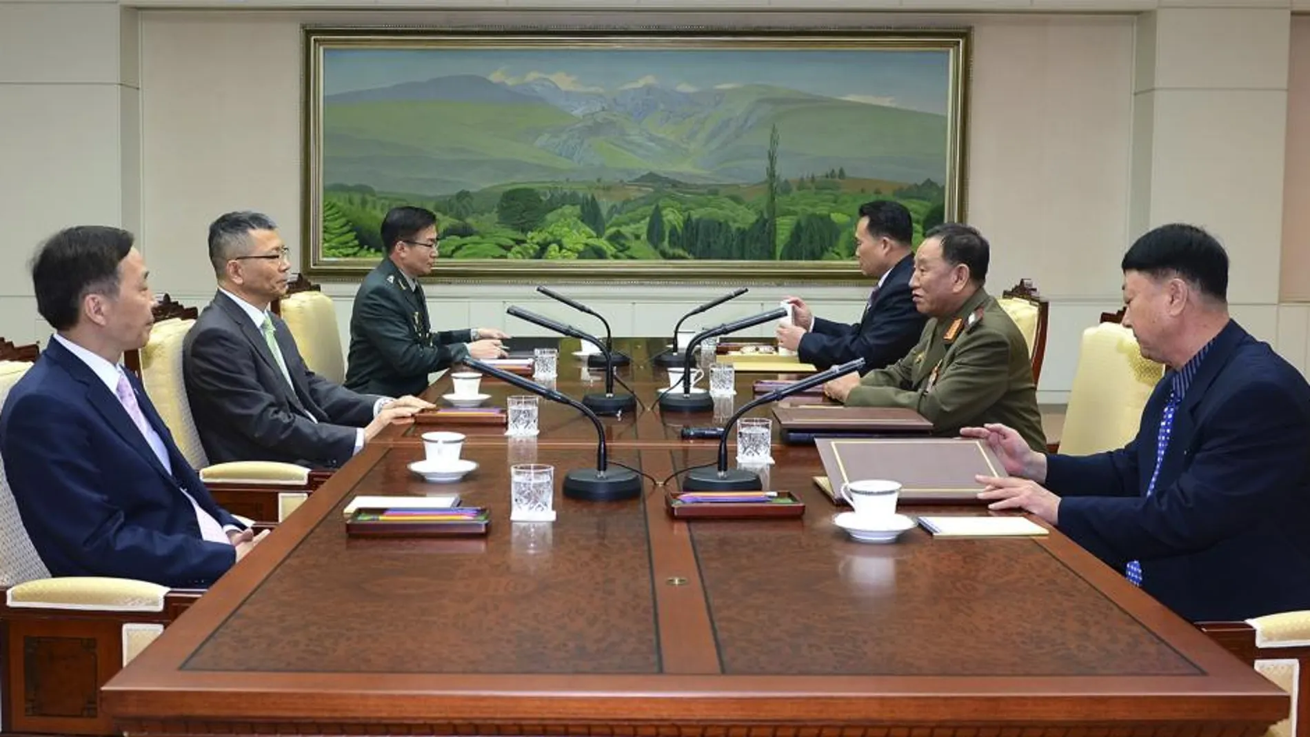 Liderados por el general Kim Yong-chol, altos oficiales del Ejército Popular norcoreano se citaron con el jefe de Política de Defensa de Seúl, Ryu Je-seung, y su comitiva