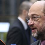 El presidente del Parlamento Europeo (PE), Martin Schulz, se dirige a los medios de comunicación a su llegada a la cumbre de líderes de la Unión Europea (UE) que se celebra en Bruselas (Bélgica), hoy, jueves 19 de diciembre de 2013.
