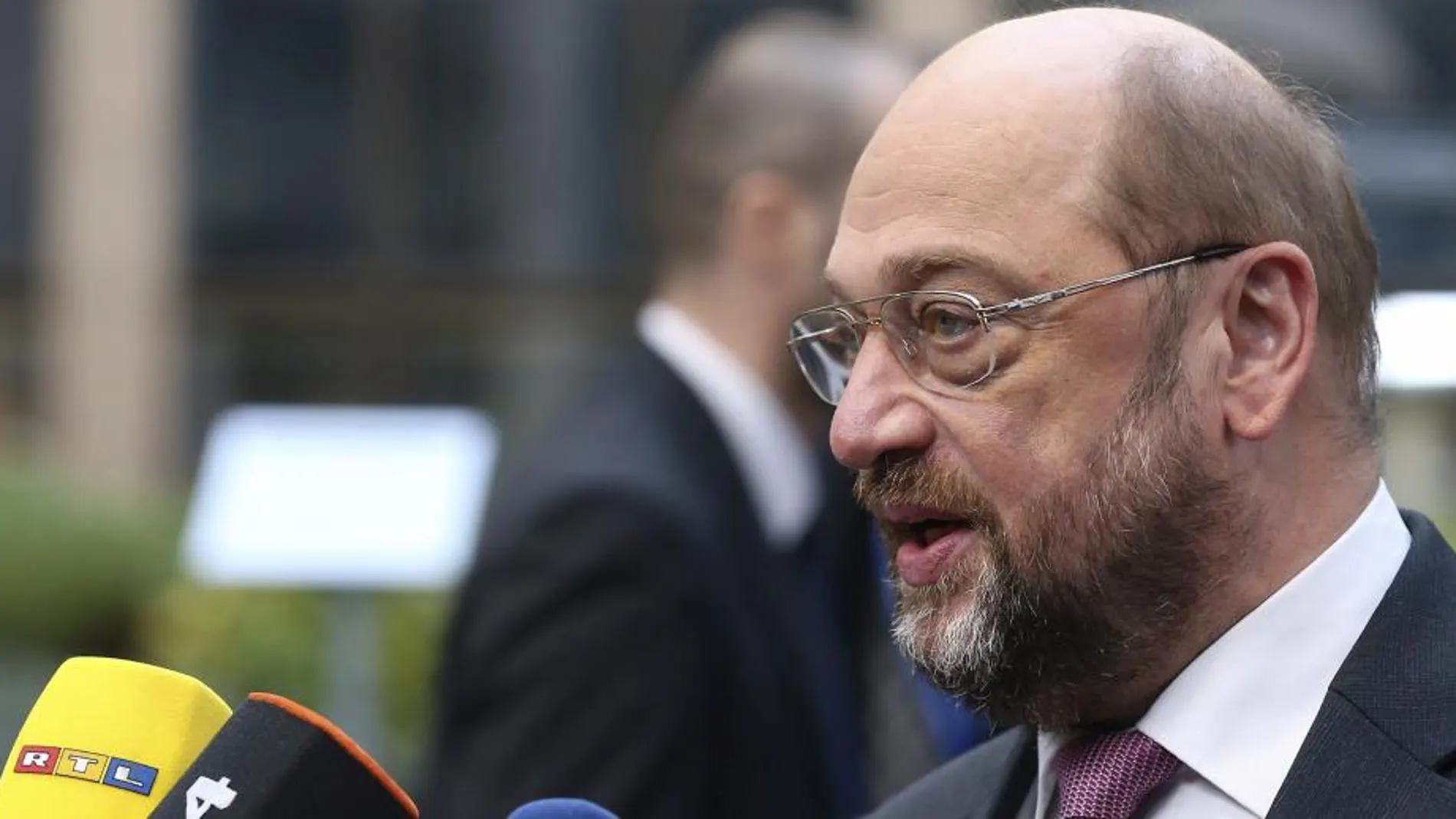 El presidente del Parlamento Europeo (PE), Martin Schulz, se dirige a los medios de comunicación a su llegada a la cumbre de líderes de la Unión Europea (UE) que se celebra en Bruselas (Bélgica), hoy, jueves 19 de diciembre de 2013.