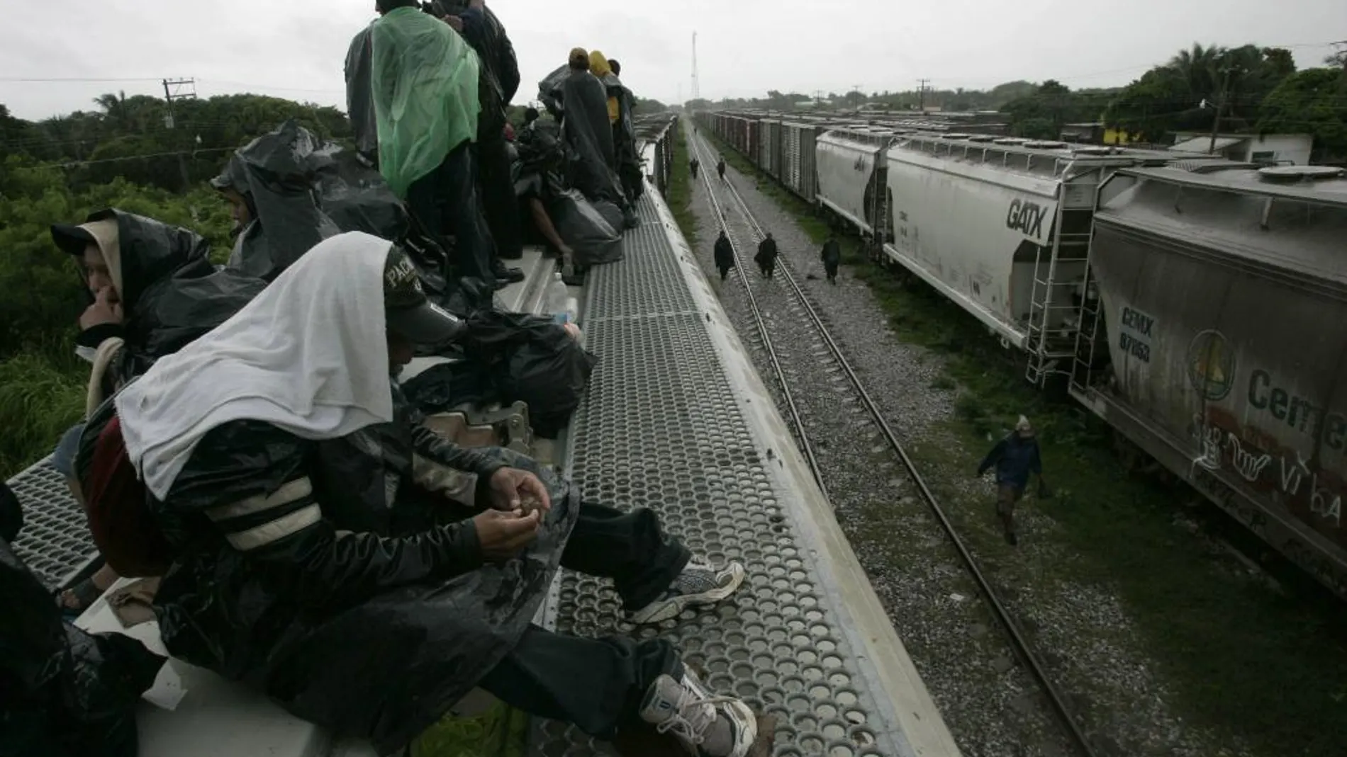 Cientos de inmigrantes son extorsionados por las mafias cuando suben al tren