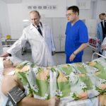 El presidente ruso visitó ayer por sorpresa a los heridos hospitalizados tras el atentado de Volgogrado