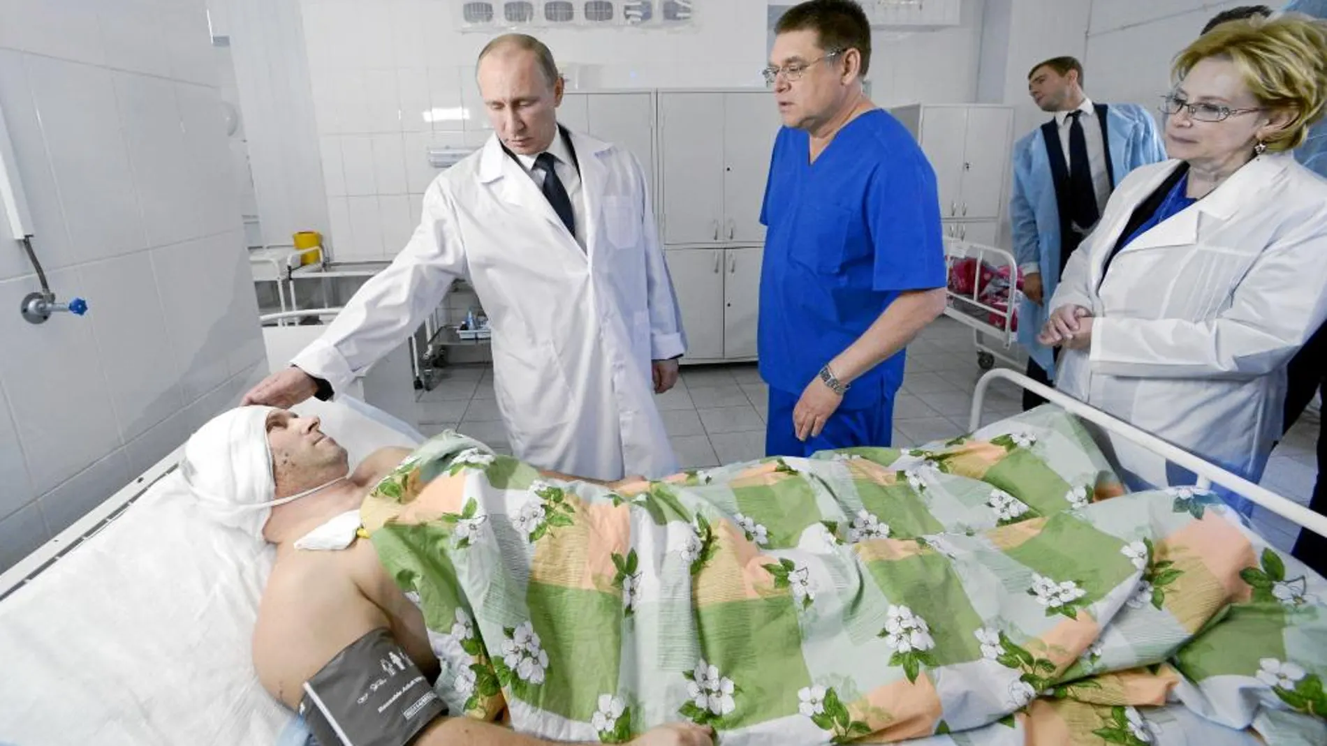 El presidente ruso visitó ayer por sorpresa a los heridos hospitalizados tras el atentado de Volgogrado
