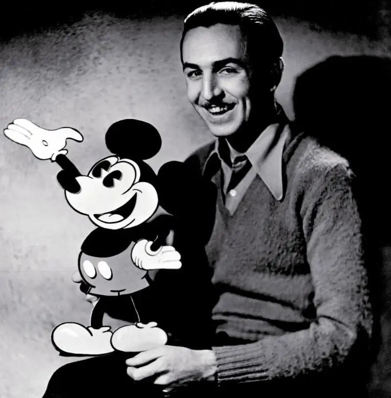 Walt Disney, con su creación más icónica, el ratón Mickey