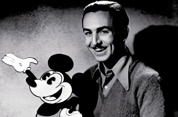 Walt Disney, con su creación más icónica, el ratón Mickey