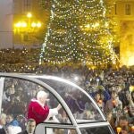 Los jóvenes católicos, ortodoxos y protestantes compartieron ayer por la tarde con Benedicto XVI una vigilia de oración en una abarrotada Plaza de San Pedro
