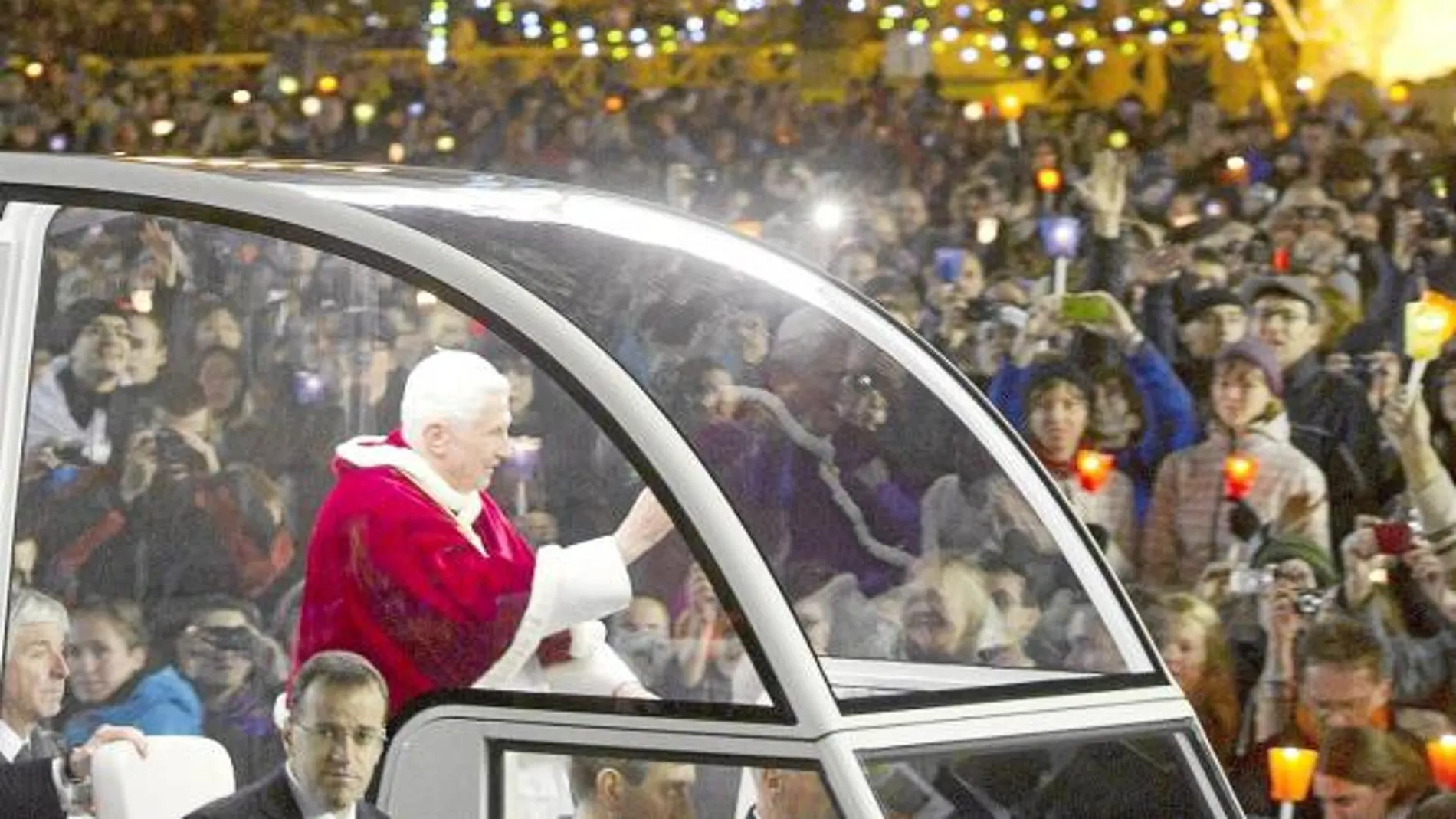 Los jóvenes católicos, ortodoxos y protestantes compartieron ayer por la tarde con Benedicto XVI una vigilia de oración en una abarrotada Plaza de San Pedro