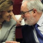 El ministro de Agricultura, Alimentación y Medio Ambiente, Miguel Arias Cañete conversa con María Dolores de Cospedal
