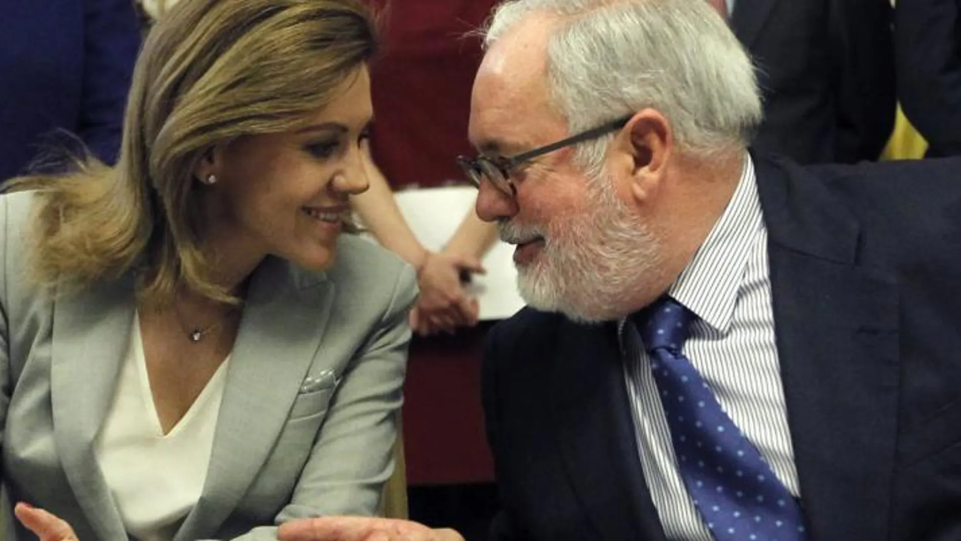 El ministro de Agricultura, Alimentación y Medio Ambiente, Miguel Arias Cañete conversa con María Dolores de Cospedal