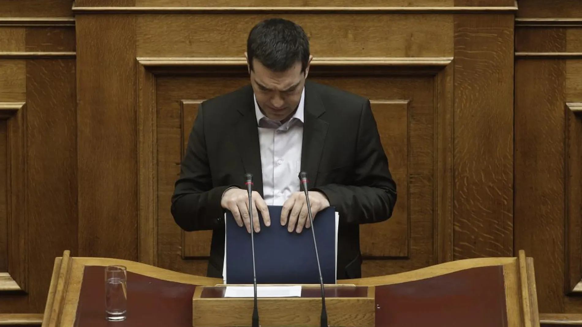 El primer ministro griego, Alexis Tsipras, pronuncia su discurso durante una sesión en el Parlamento en Atenas