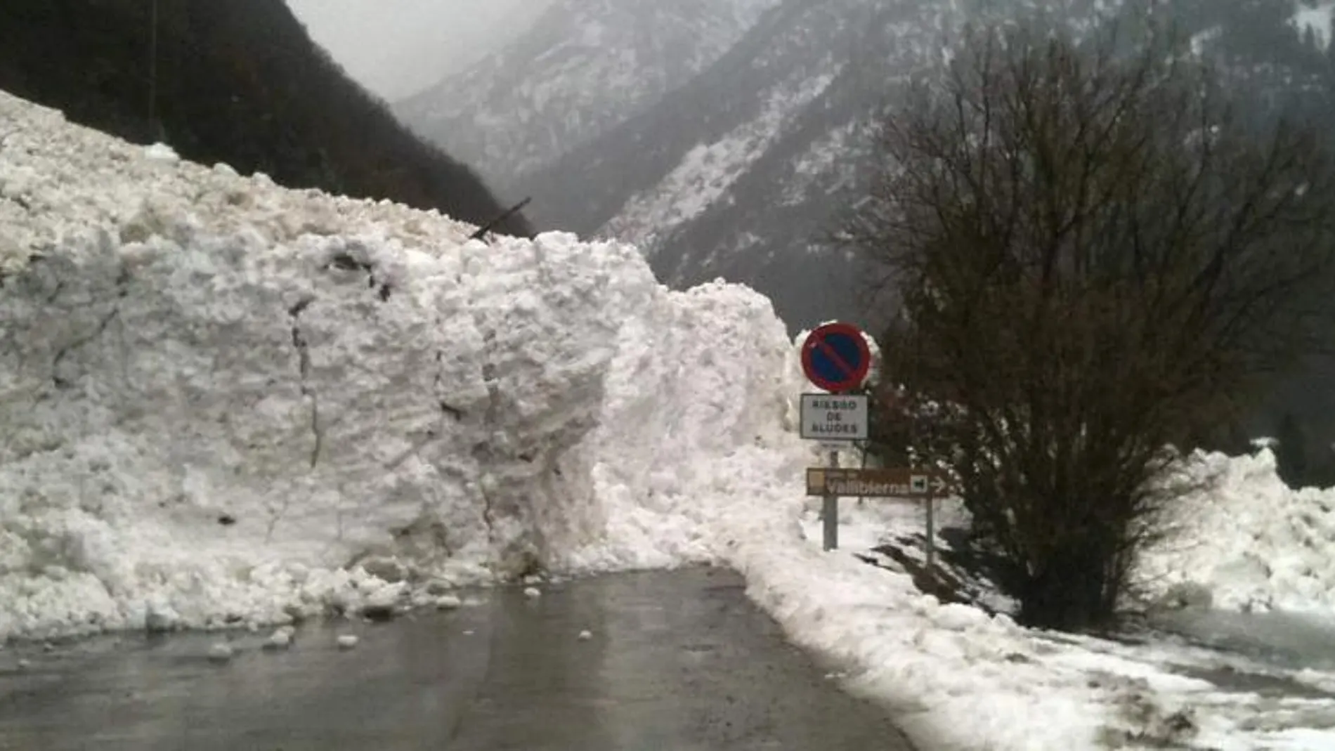 Vista de la carretera A-139, donde cayeron ayer varios aludes que han dejado aisladas a decenas de personas personas en la hospedería de Los Llanos del Hospital en Benasque.