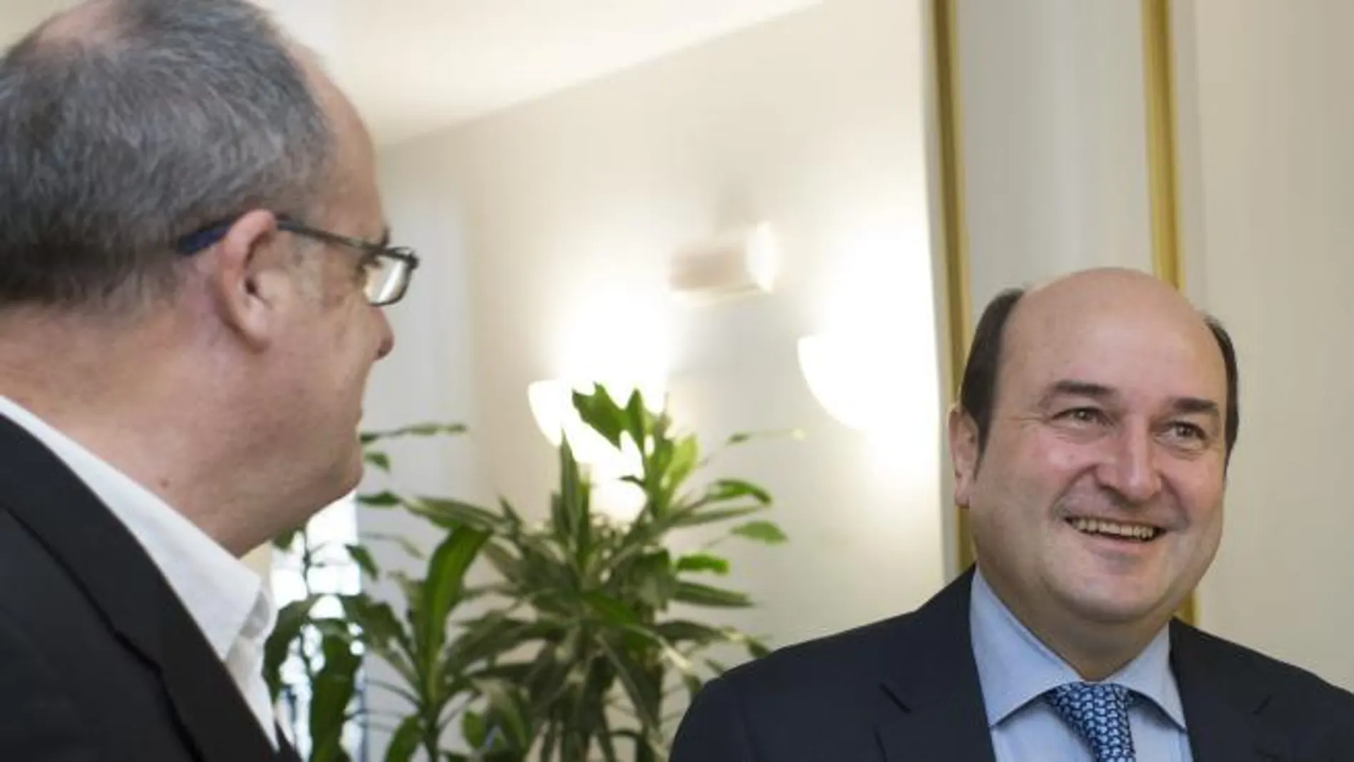 El presidente del PNV, Andoni Ortuzar y el portavoz de esta formación en el Parlamento Vasco, Joseba Egiba
