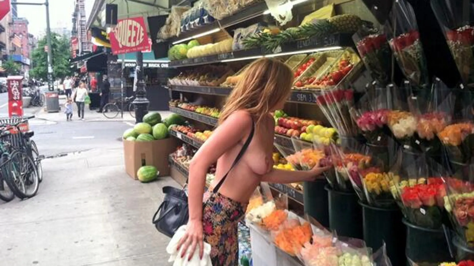 La hija de Bruce Willis y Demi Moore pasea en topless para protestar contra Instagram