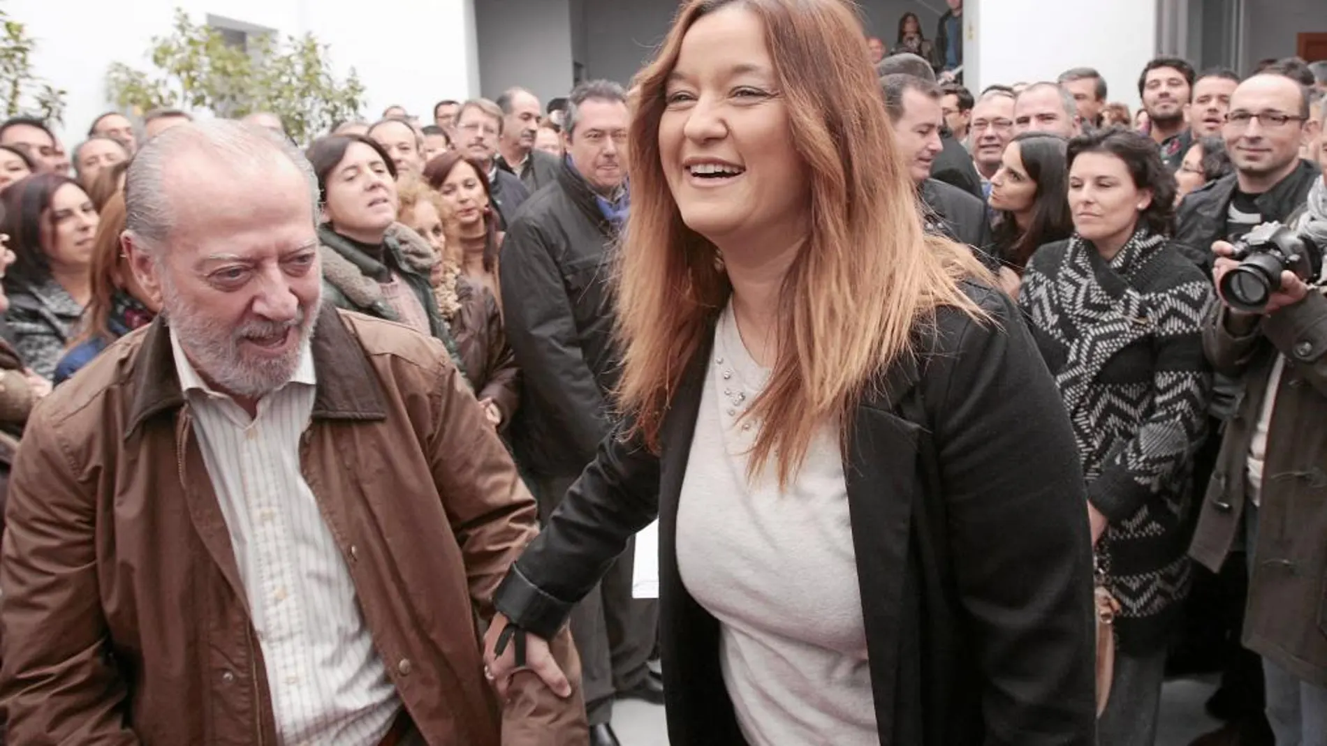 Fernando Rodríguez Villalobos y Verónica Pérez, ayer en la sede del PSOE de Sevilla