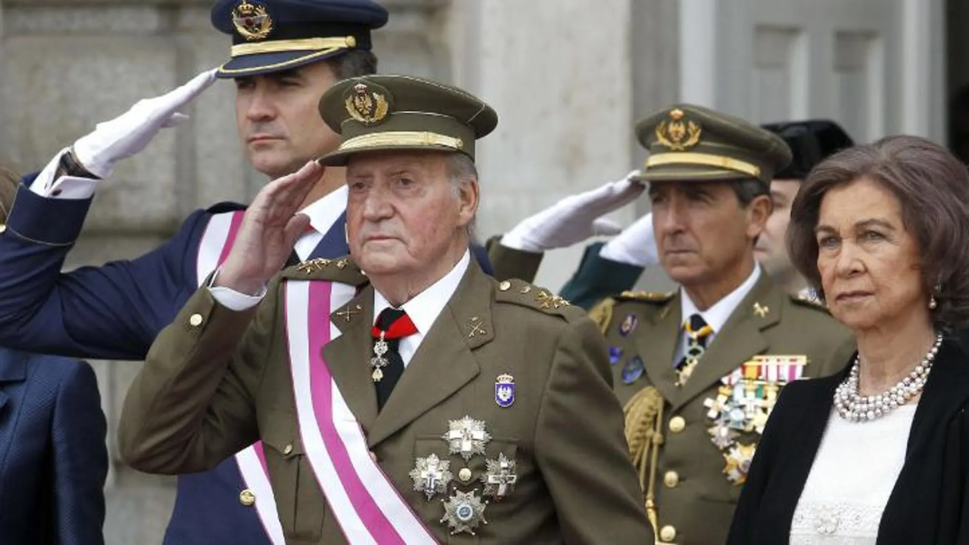 El Rey, acompañado por la Reina y los Príncipes de Asturias, saluda en la Plaza de la Armería a su llegada al Palacio Real