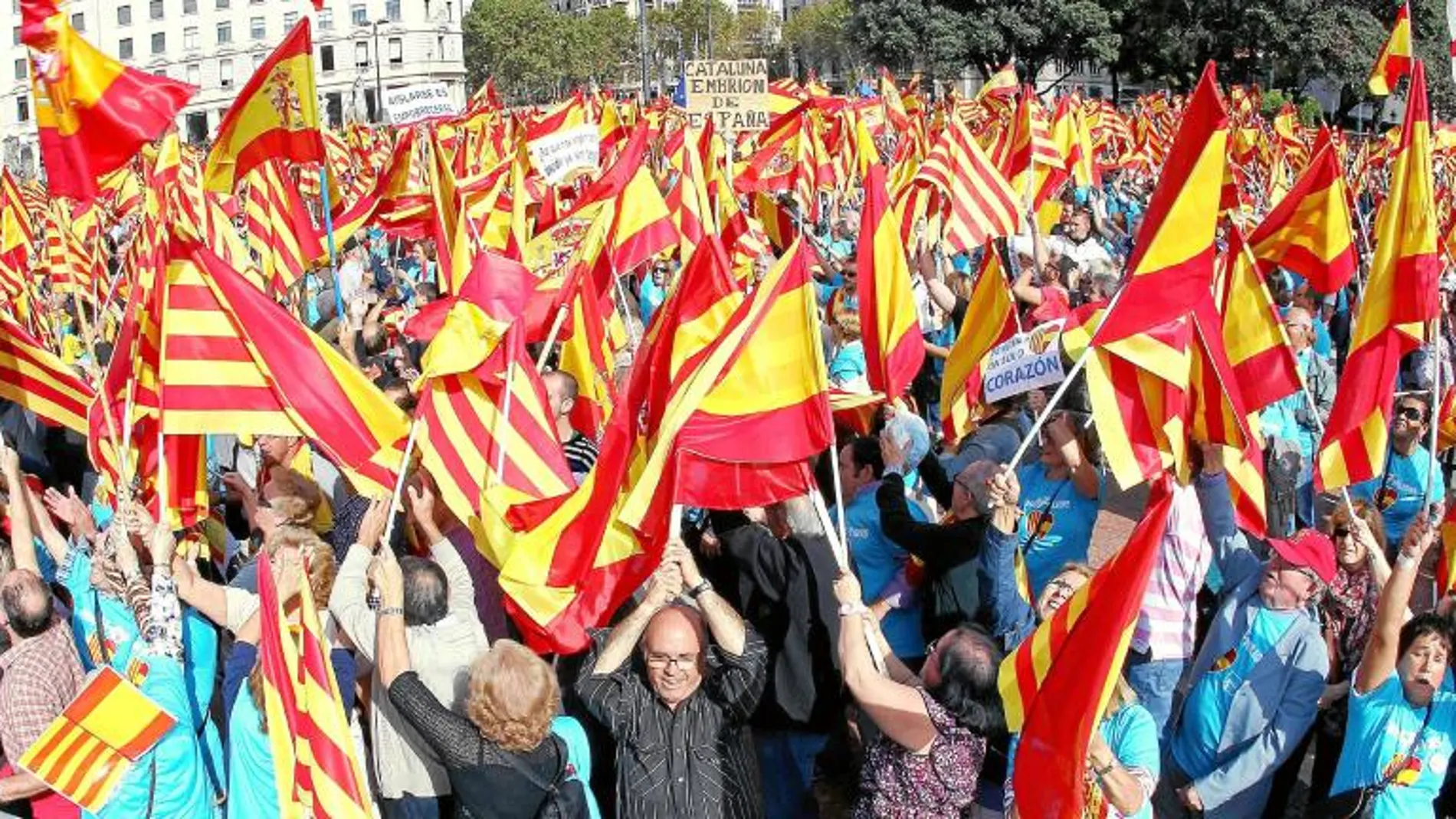 En la última convocatoria, miles de personas reivindicaron su condición de españoles y catalanes