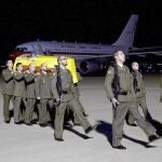 Llegada, ayer, de los restos mortales del sargento David Fernández Ureña a la base aérea de Zaragoza