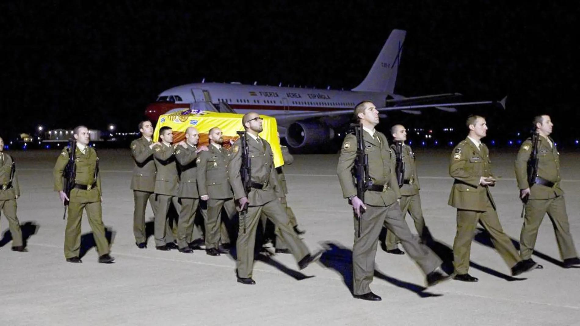 Llegada, ayer, de los restos mortales del sargento David Fernández Ureña a la base aérea de Zaragoza