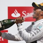 Lewis Hamilton celebra el triunfo en Silverstone.
