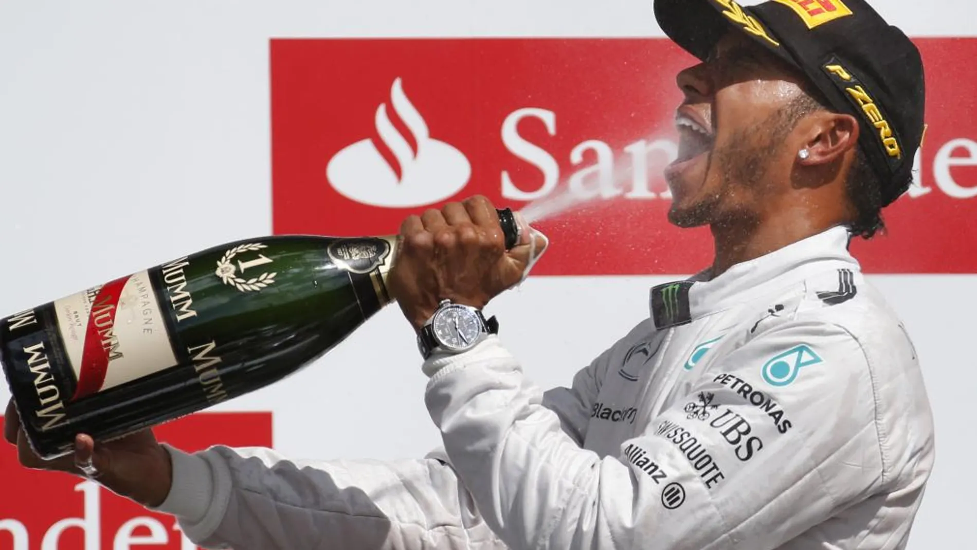 Lewis Hamilton celebra el triunfo en Silverstone.