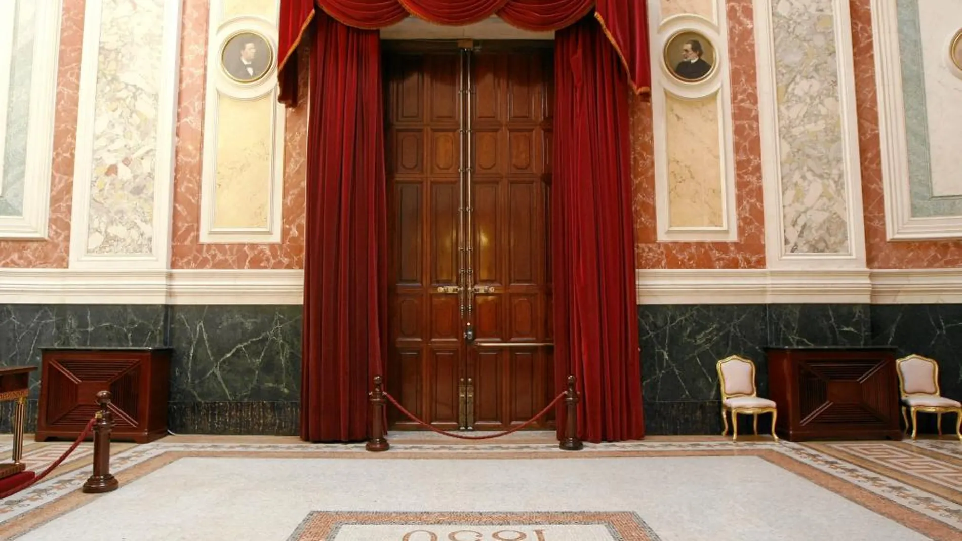 El Congreso de los Diputados comenzó ayer con los preparativos para la proclamación de Felipe VI: volvieron a ponerse las alfombras de gala en los pasillos para dar solemnidad y se recolocaron los escritorios