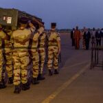 Militares franceses trasladan los cuerpos de dos periodistas asesinados en Mali.