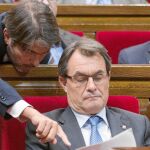 Oriol Pujol se dirige al presidente catalán, Artur Mas, en el Parlamento de Cataluña