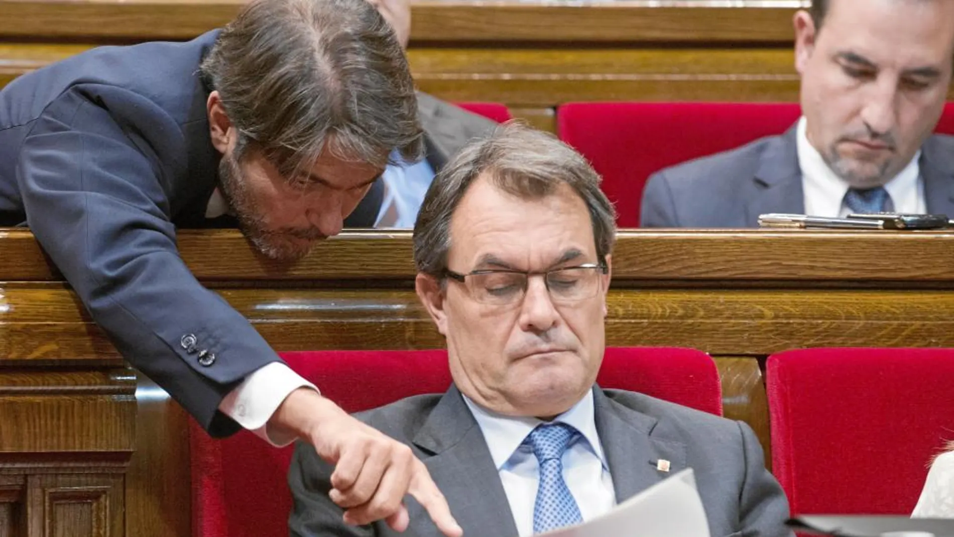 Oriol Pujol se dirige al presidente catalán, Artur Mas, en el Parlamento de Cataluña
