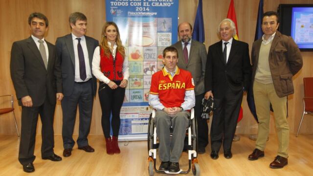 El Chano, escoltado por el presidente del Consejo Superior de Deportes, Miguel Cardenal; el ganadero Victorino Martín y los matadores Palomo Linares y El Fundi, durante la presentación de su festival